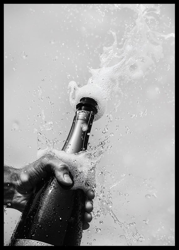 Schwarz-weißes Poster mit einem Foto einer gerade geöffneten Champagnerflasche-12