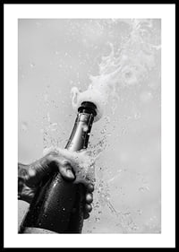 Schwarz-weißes Poster mit einem Foto einer gerade geöffneten Champagnerflasche-0