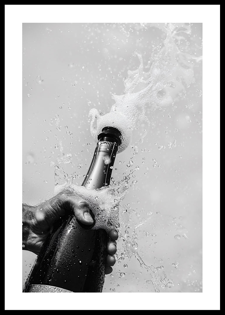 Schwarz-weißes Poster mit einem Foto einer gerade geöffneten Champagnerflasche-12