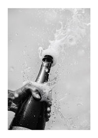 Schwarz-weißes Poster mit einem Foto einer gerade geöffneten Champagnerflasche-1