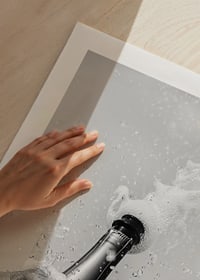 Schwarz-weißes Poster mit einem Foto einer gerade geöffneten Champagnerflasche-9