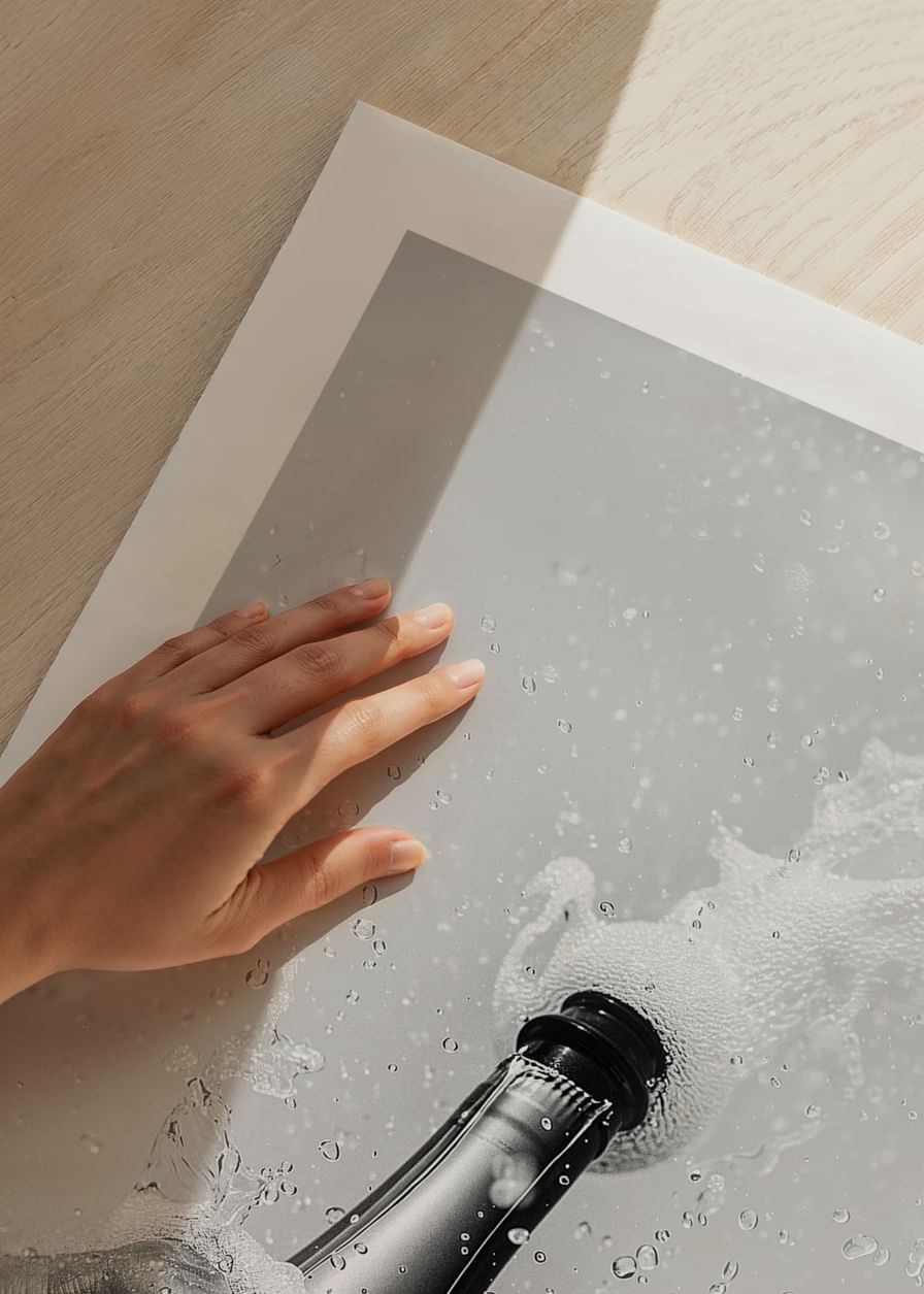 Poster alb-negru cu fotografia unei sticle de șampanie care tocmai a fost deschisă-12