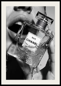 Svartvit poster med ett sensuellt fotografi på en kvinna som håller i en Chanel No5 parfymflaska-2