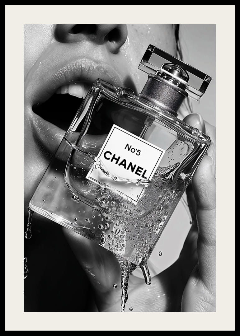 Svartvit poster med ett sensuellt fotografi på en kvinna som håller i en Chanel No5 parfymflaska-12