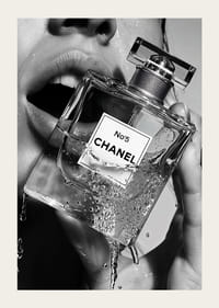 Svartvit poster med ett sensuellt fotografi på en kvinna som håller i en Chanel No5 parfymflaska-3