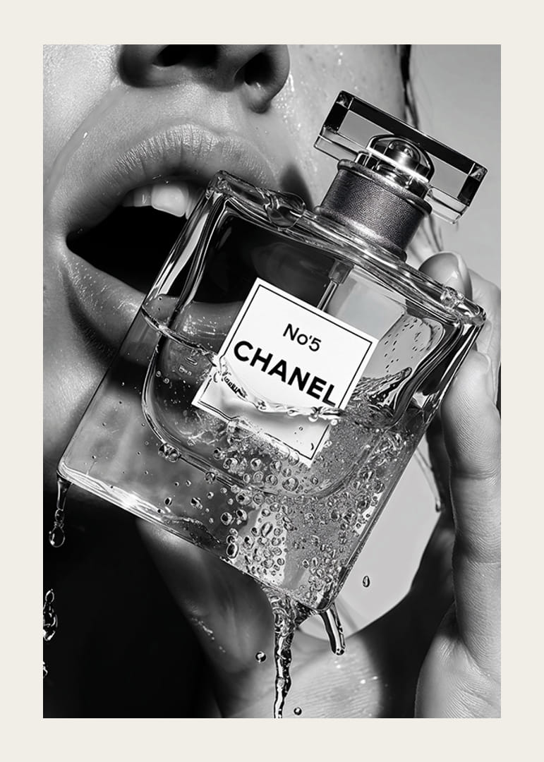 Svartvit poster med ett sensuellt fotografi på en kvinna som håller i en Chanel No5 parfymflaska-12