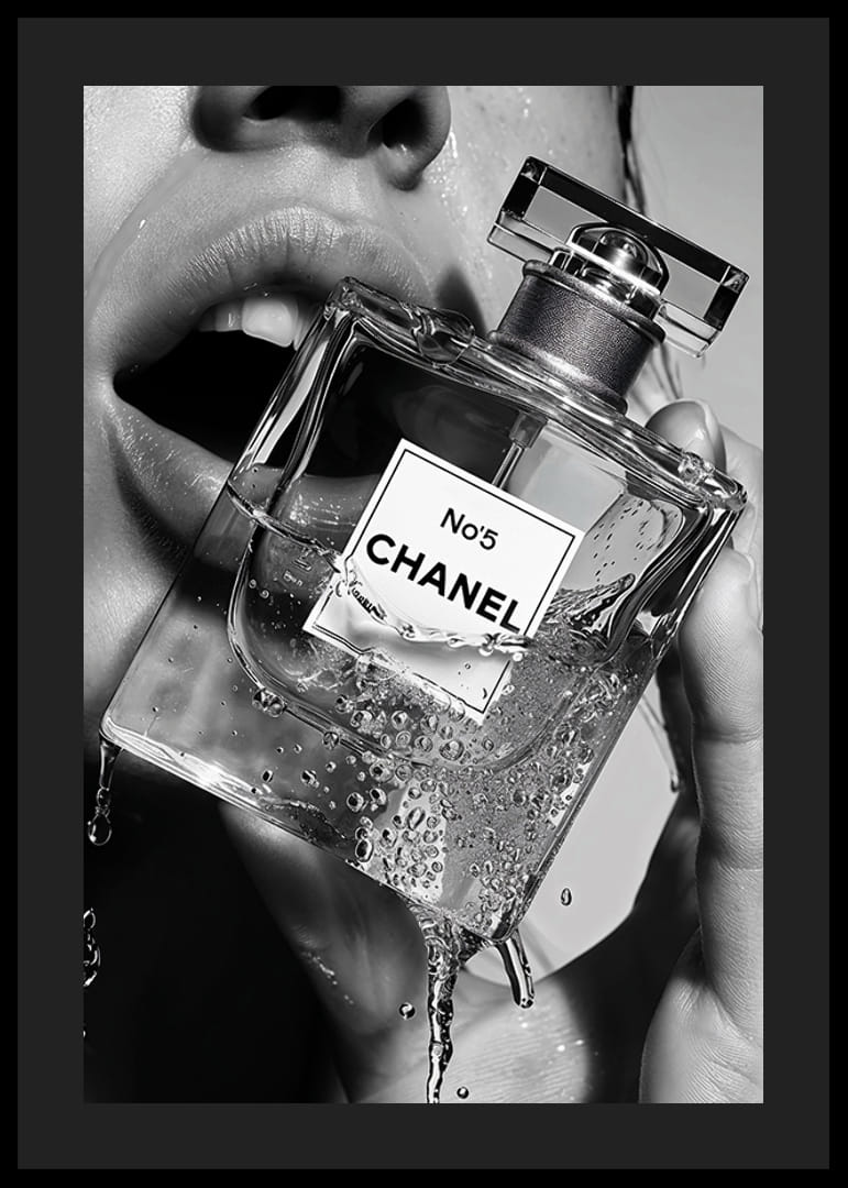 Svartvit poster med ett sensuellt fotografi på en kvinna som håller i en Chanel No5 parfymflaska-12