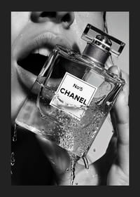 Svartvit poster med ett sensuellt fotografi på en kvinna som håller i en Chanel No5 parfymflaska-5