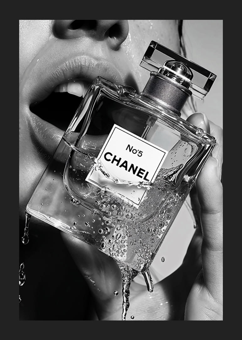 Svartvit poster med ett sensuellt fotografi på en kvinna som håller i en Chanel No5 parfymflaska-12