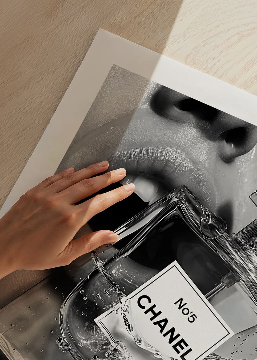 Poster alb-negru cu o fotografie senzuală a unei femei care ține o sticlă de parfum Chanel No5-12