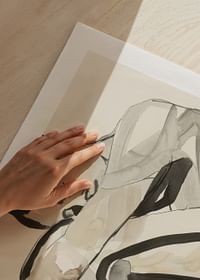 Poster cu o pictură în acuarelă a unei tinere în haine în dungi-5