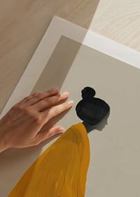 Poster cu o pictură în acuarelă a unei femei într-o rochie galbenă pictată în stilul japonez Edo-5