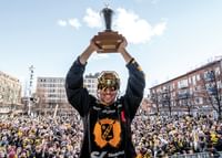 Skellefteås Pär Lindholm under guldhyllningar av Skellefteå efter SM-guldet-3