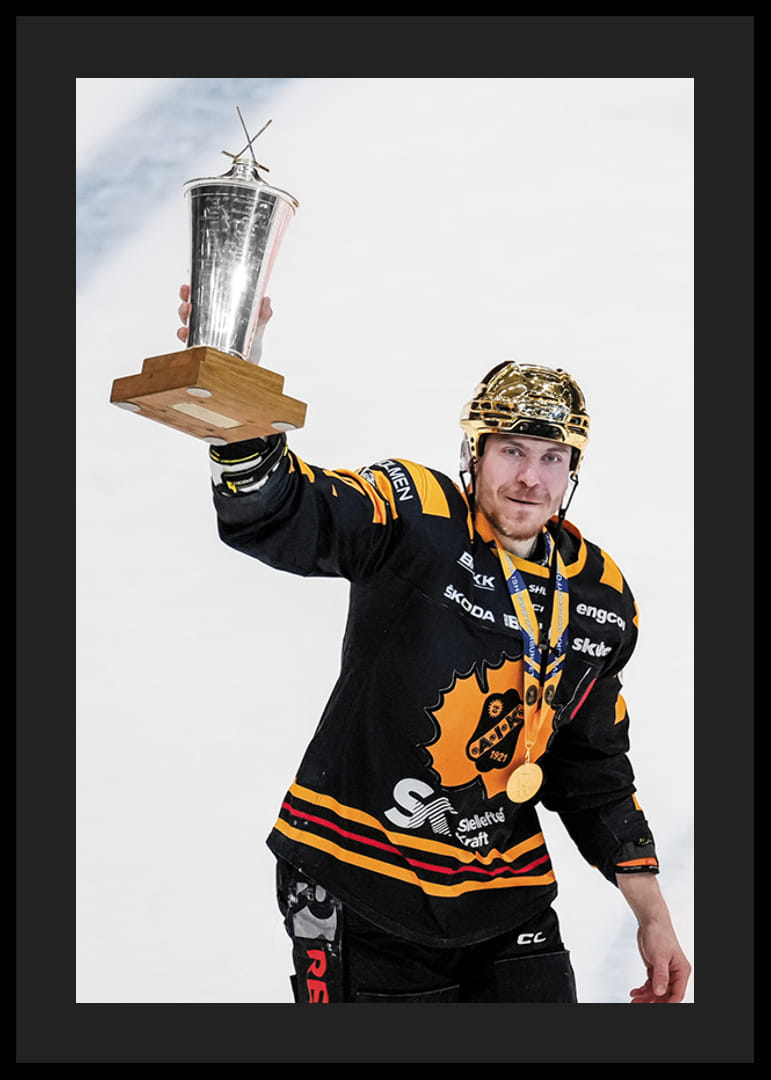 Pär Lindholm jublar med LeMat pokalen-12