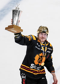 Pär Lindholm jublar med LeMat pokalen-9