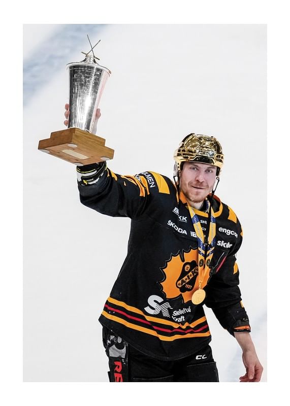Pär Lindholm jublar med LeMat pokalen-12