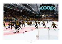 Skellefteås målvakt Linus Söderström jublar med lagkamraterna efter final fem i SHL-1