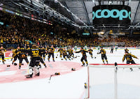 Skellefteås målvakt Linus Söderström jublar med lagkamraterna efter final fem i SHL-9