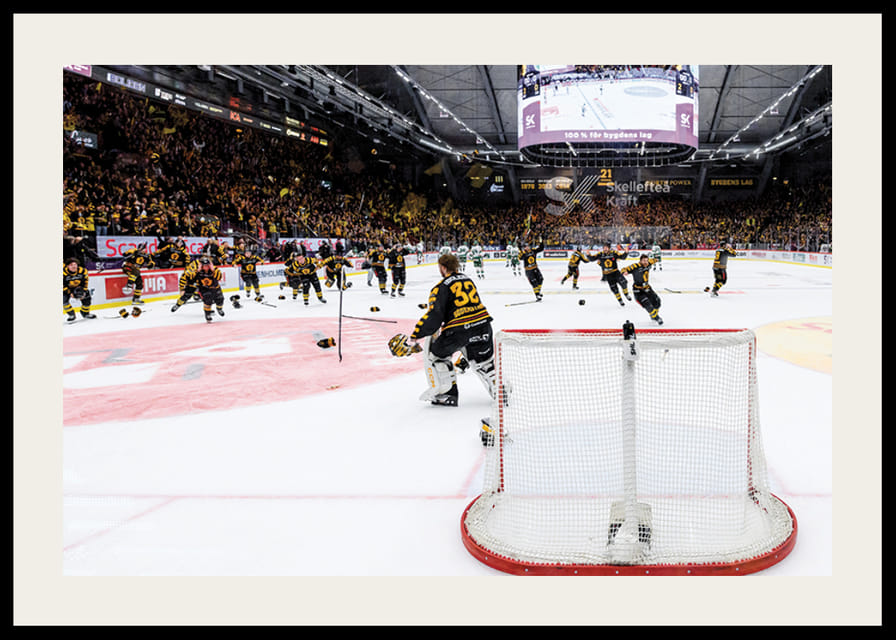 Skellefteås målvakt Linus Söderström jublar med lagkamraterna efter final fem i SHL-12