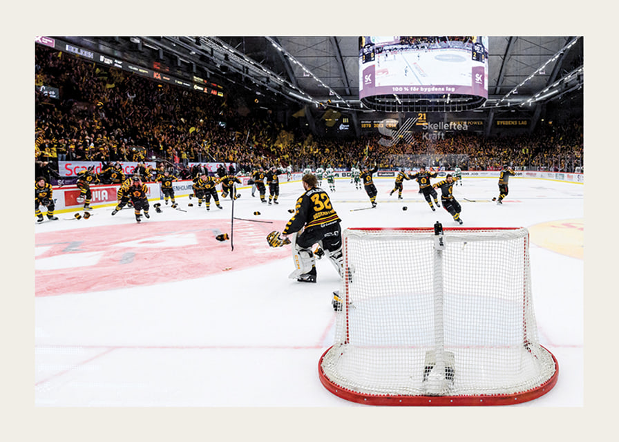 Skellefteås målvakt Linus Söderström jublar med lagkamraterna efter final fem i SHL-12