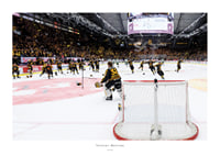 Skellefteås målvakt Linus Söderström jublar med lagkamraterna efter final fem i SHL-1
