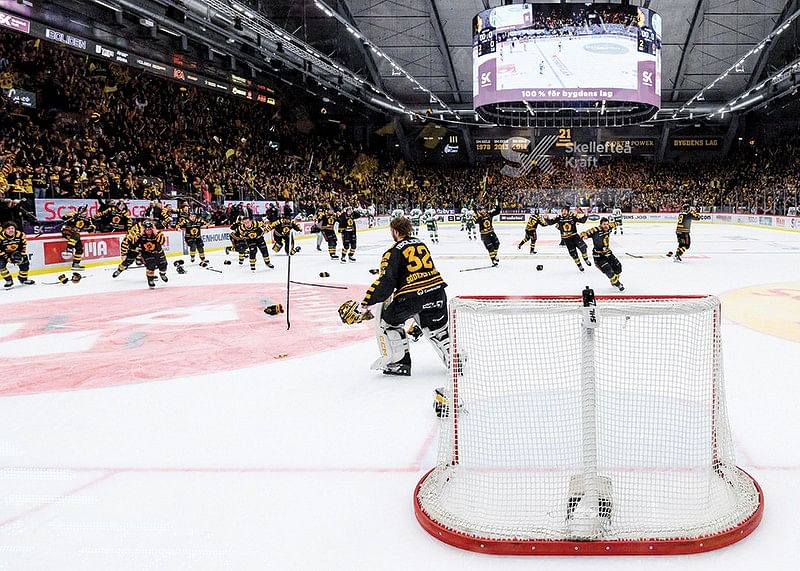 Skellefteås målvakt Linus Söderström jublar med lagkamraterna efter final fem i SHL-12