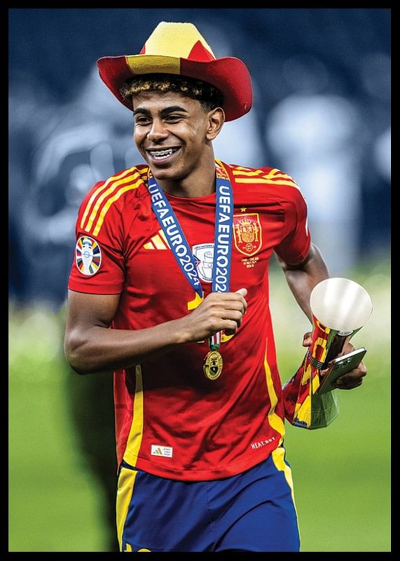 Lamine Yamal en kit de victoire après la victoire contre l'Angleterre à l'UEFA Euro 2024-12