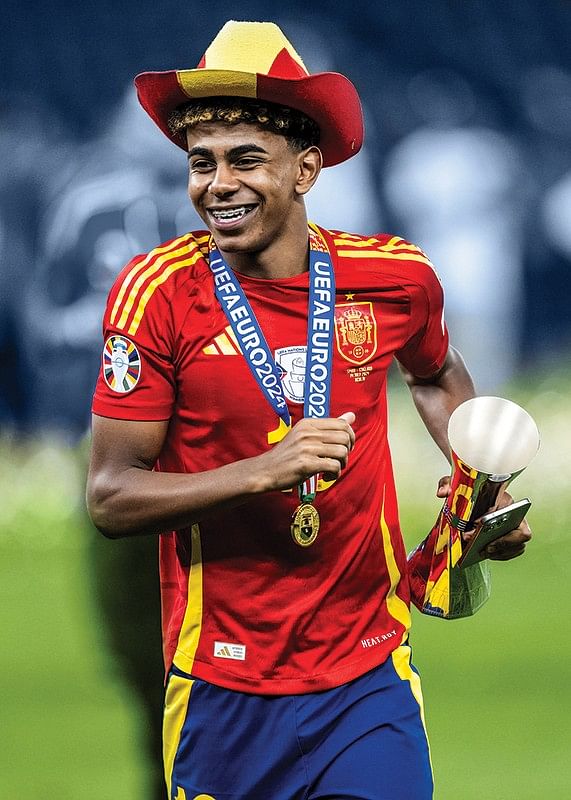 Lamine Yamal en kit de victoire après la victoire contre l'Angleterre à l'UEFA Euro 2024-12