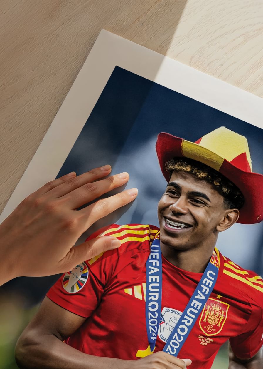 Lamine Yamal en kit de victoire après la victoire contre l'Angleterre à l'UEFA Euro 2024-12