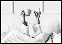 Poster in bianco e nero con una fotografia che cattura un momento di relax mattutino-6
