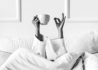 Poster in bianco e nero con una fotografia che cattura un momento di relax mattutino-7