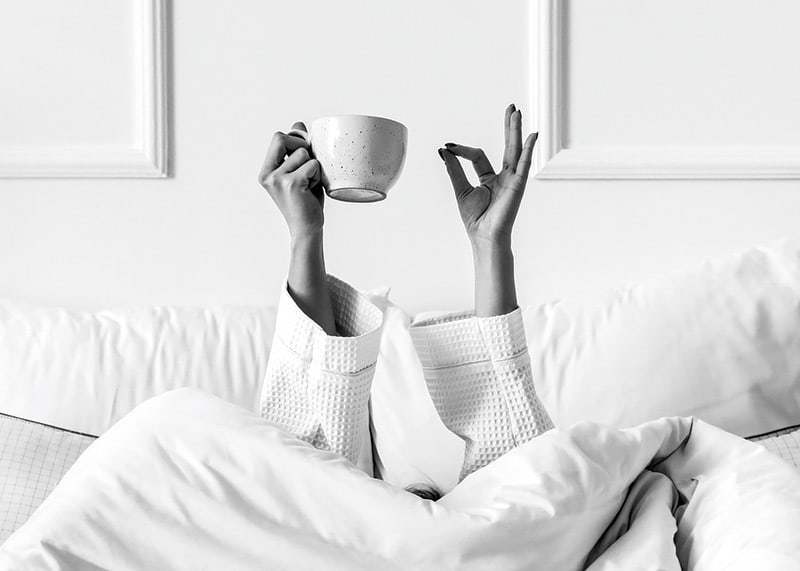 Poster in bianco e nero con una fotografia che cattura un momento di relax mattutino-12