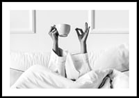 Poster in bianco e nero con una fotografia che cattura un momento di relax mattutino-0