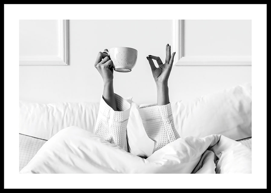 Poster in bianco e nero con una fotografia che cattura un momento di relax mattutino-12