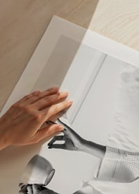 Poster in bianco e nero con una fotografia che cattura un momento di relax mattutino-9