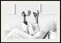Poster in bianco e nero con una fotografia che cattura un momento di relax mattutino-2