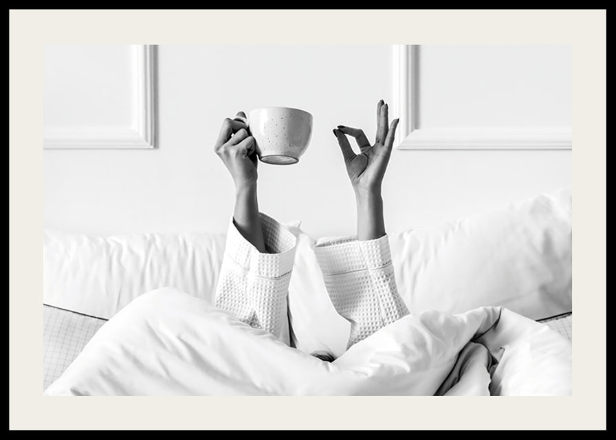 Poster in bianco e nero con una fotografia che cattura un momento di relax mattutino-12