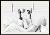 Svart-hvitt plakat med et fotografi som fanger et avslappet morgenøyeblikk-2