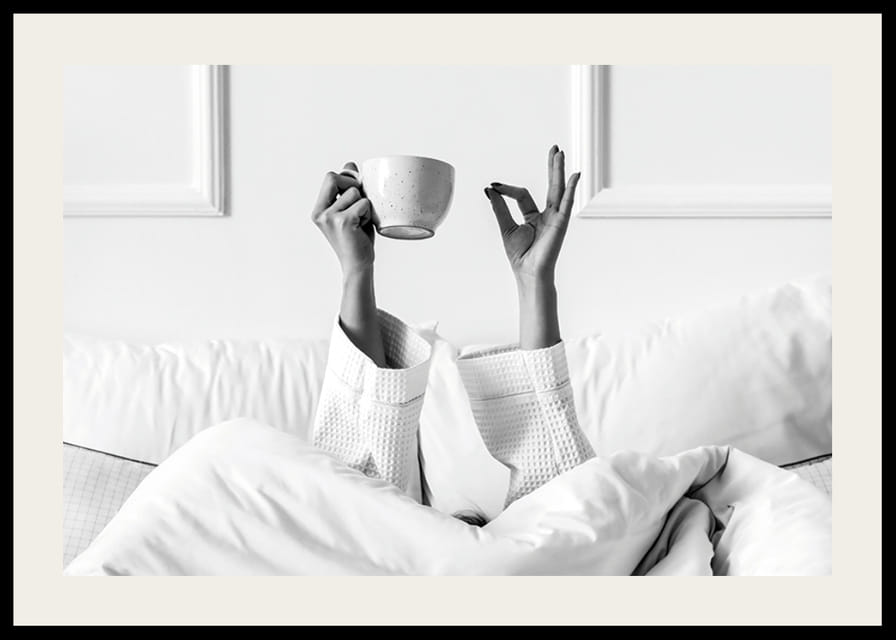 Svart-hvitt plakat med et fotografi som fanger et avslappet morgenøyeblikk-12