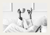 Poster in bianco e nero con una fotografia che cattura un momento di relax mattutino-3