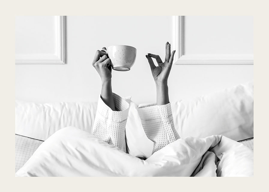 Poster in bianco e nero con una fotografia che cattura un momento di relax mattutino-12