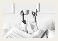 Svart-hvitt plakat med et fotografi som fanger et avslappet morgenøyeblikk-3