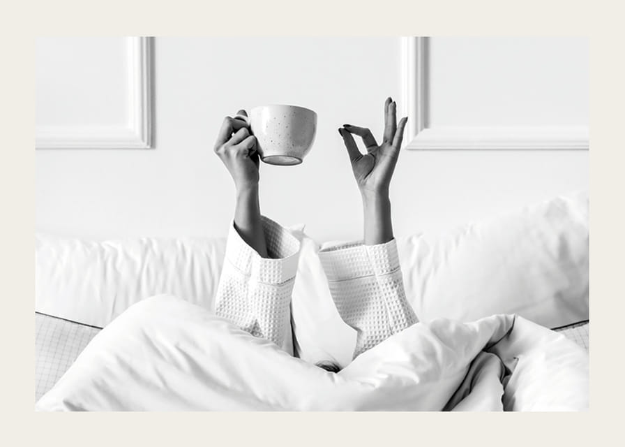 Svart-hvitt plakat med et fotografi som fanger et avslappet morgenøyeblikk-12