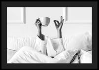 Poster in bianco e nero con una fotografia che cattura un momento di relax mattutino-4