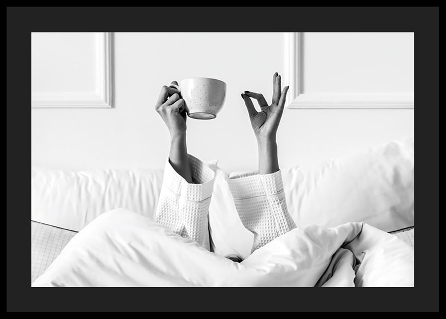 Poster in bianco e nero con una fotografia che cattura un momento di relax mattutino-12