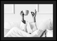 Svart-hvitt plakat med et fotografi som fanger et avslappet morgenøyeblikk-4