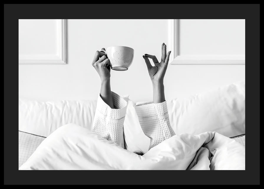 Svart-hvitt plakat med et fotografi som fanger et avslappet morgenøyeblikk-12