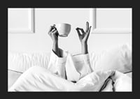 Poster in bianco e nero con una fotografia che cattura un momento di relax mattutino-5