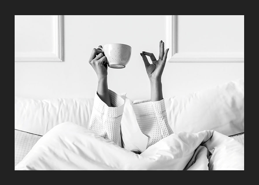 Poster in bianco e nero con una fotografia che cattura un momento di relax mattutino-12