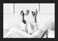 Svart-hvitt plakat med et fotografi som fanger et avslappet morgenøyeblikk-5